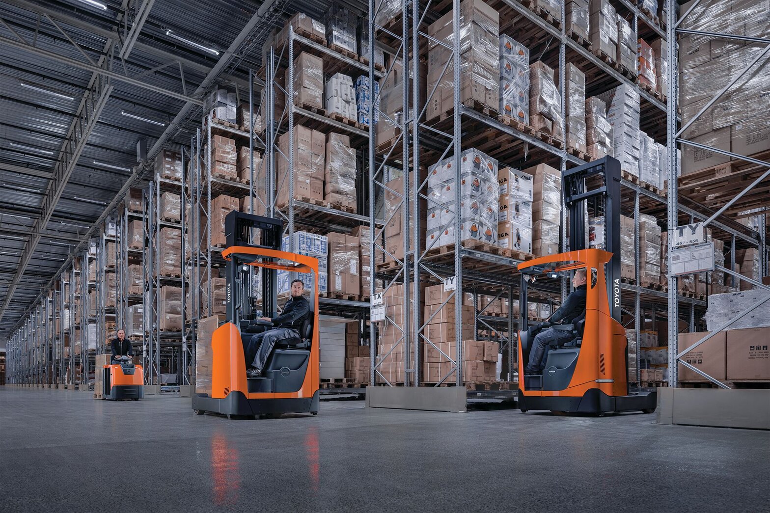Reach truck in a warehouse